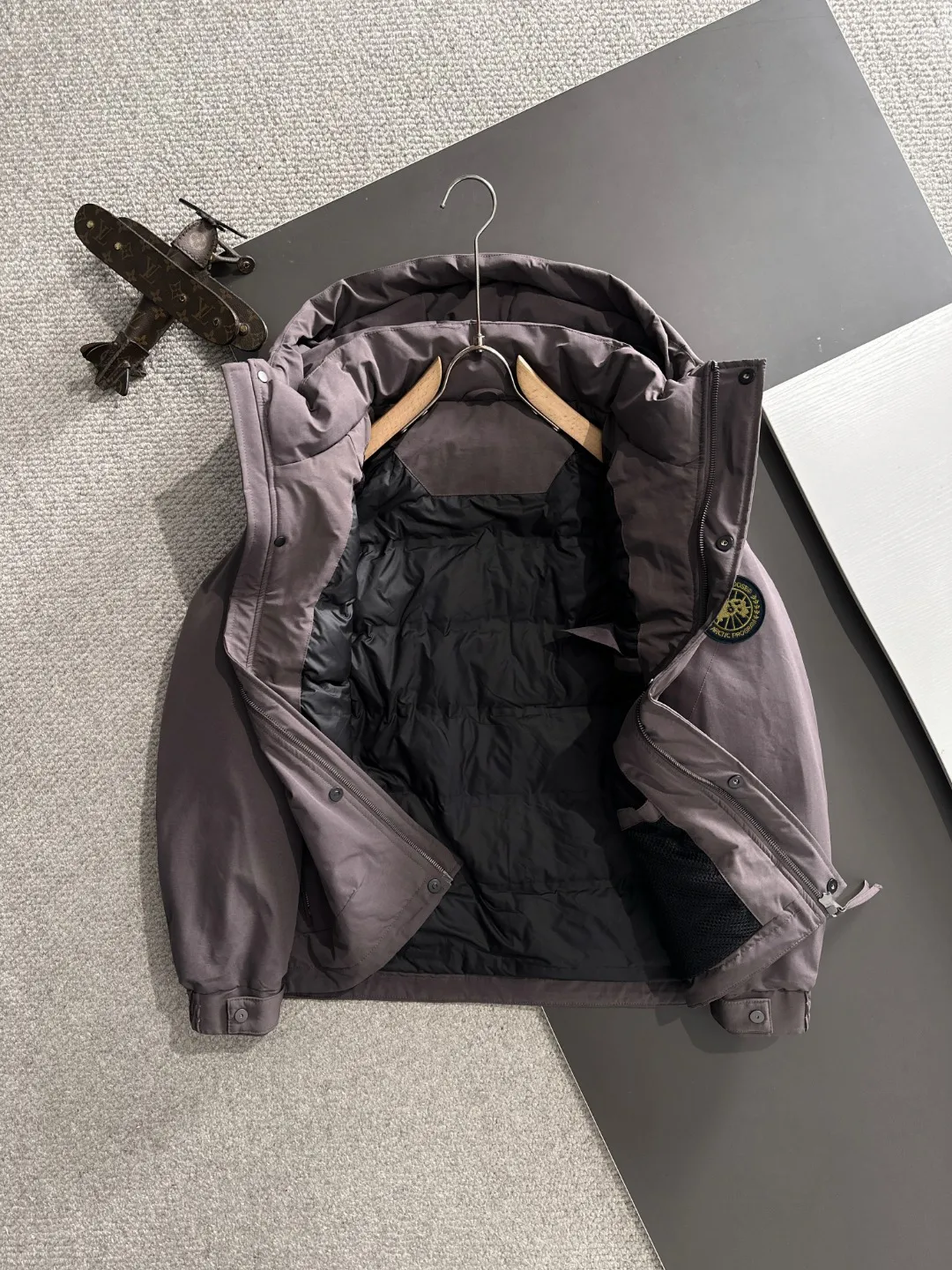Two-day delivery time P960 Big Goose 🔥🔥 High-end customization 2025 winter official website's latest popular down jacket. Original custom-made hardware accessories for customers, all imported and original customization. Welcome to compare at the counter. Absolutely high quality. Use top-grade 90 white goose down. Super soft. Filled with fluffy and full feathers. Super heavy work. Fabric workmanship is excellent. The version is super perfect. Note⚠The fabric is super comfortable. Exclusive model. High-end quality. A must-have warm and protective artifact in winter. Size: M-3XL